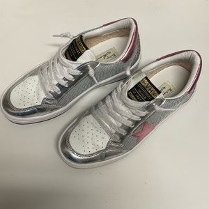 Beautiful pair of shoes. SILVER-ROSE GOLD.